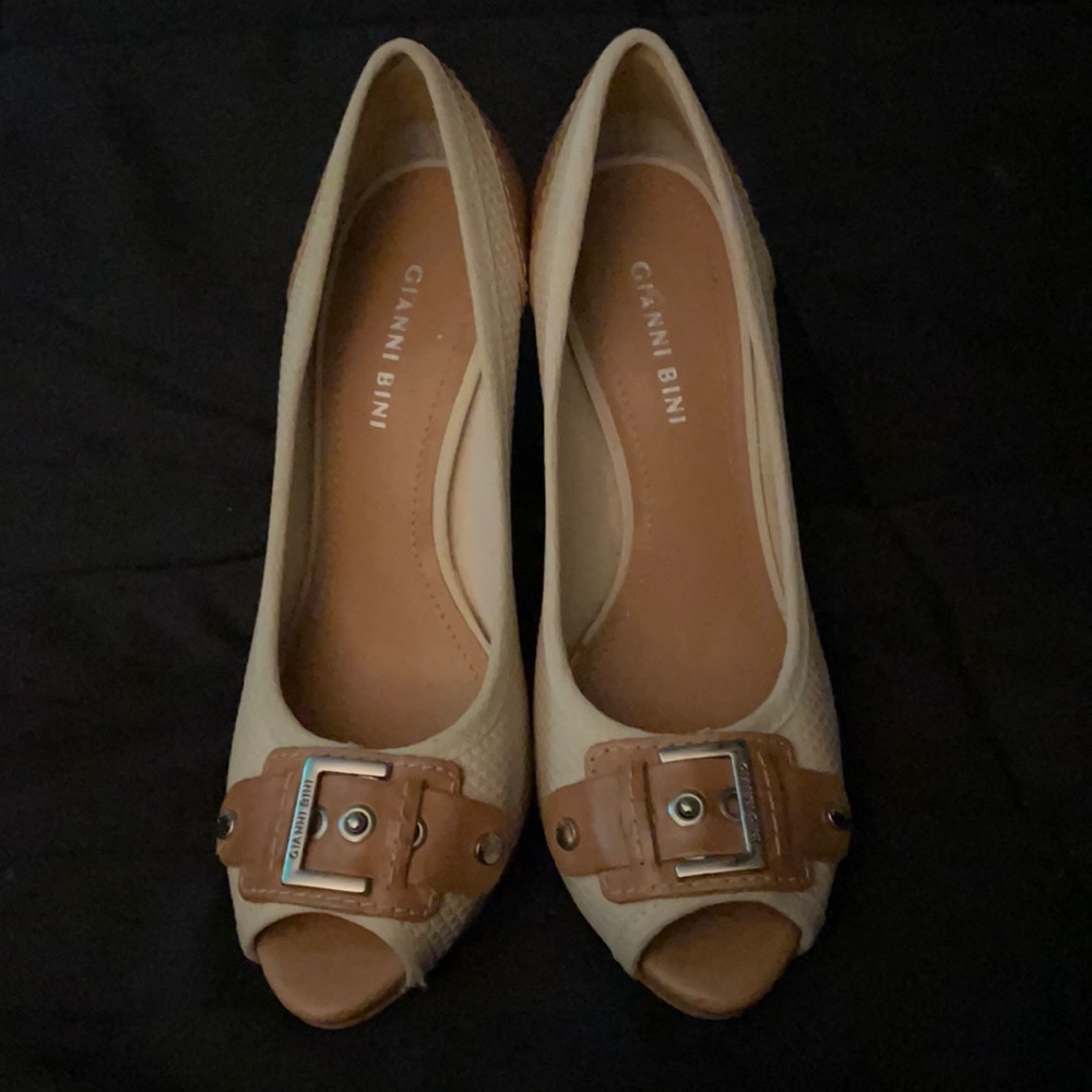 Two-Toned Buckle Leather Gianni Bini Heels